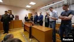 30일 러시아 모스크바 법정에서 반 푸틴 인터넷 블로거 알렉세이 나발리가 재판을 받고 있다.