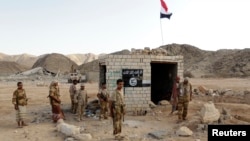 Tentara Yaman berjaga di sebuah pos penjagaan di al-Mahfad, yang sebelumnya dikuasai oleh al-Qaidadi provinsi Abyan, selatan Yaman (Foto: dok). Militan al-Qaida dilaporkan menyerang pos di dekat sebuah desa di provinsi Shabwa, dan menewakan 14 tentara, Kamis (5/6).