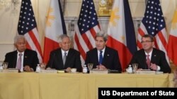 Ngoại trưởng Mỹ John Kerry, Bộ trưởng Quốc phòng Ash Carter trong bữa ăn trưa làm việc với Bộ trưởng Ngoại giao Philippines Albert F. Del Rosario và Bộ trưởng Quốc phòng Philippines Violtaire T. Gazmin tại Bộ Ngoại giao Mỹ ở Washington, ngày 12/1/2016.