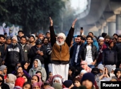 دیلی، جامعہ ملیہ اسلامیہ یونیورسٹی کے باہر مظاہرے میں شریک ایک بزرگ ، دسمبر 26, 2019 (فوٹو رائٹرز)