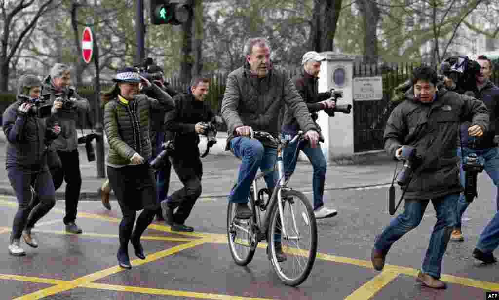 Presenter serial televisi BBC &quot;Top Gear,&quot; Jeremy Clarkson, dikelilingi oleh pers saat meninggalkan kediamannya di London dengan mengendarai sepeda. BBC memecat salah satu presenternya yang palilng populer ini karena menyerang secara fisik produsernya.