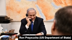 Arhiva - Državni sekretar SAD Mike Pompeo pridružio se izraelskom premijeru Benjaminu Netanjahuu tokom njegovog telefonskog razgovora sa predsjednikom SAD Donaldom Trumpom, 22. marta 2019.