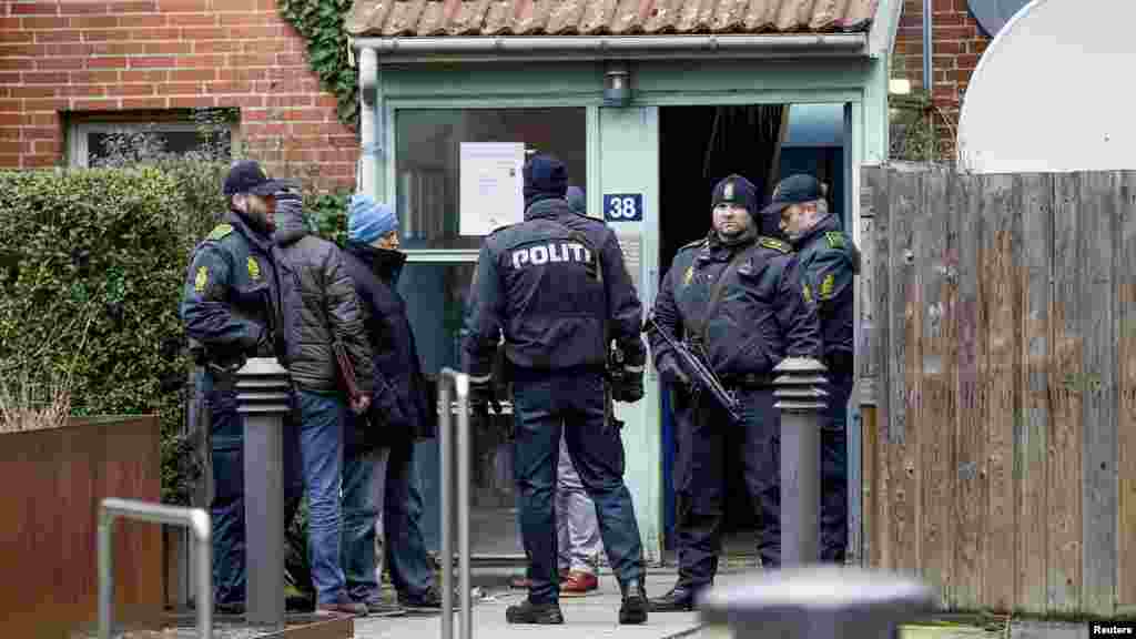 La police danoise mènre des investigations dans un appartement au Mjoelnerparken à Norrebro dans le cadre de la fusillade de samedi, le 15 février 2015.
