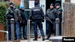 Primera ministra señala que ataque que dejó un muerto y tres policías heridos tenía como blanco controversial artista danés. 