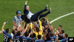 Huấn luyện viên Didier Deschamps và các cầu thủ Pháp ăn mừng chức vô địch World Cup 2018.