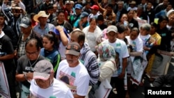 Los familiares de 43 estudiantes desaparecidos en el 2014 se manifestaron frente al Museo de la Memoria y la Tolerancia después de una reunión con Andrés Manuel López Obrador, en la ciudad de México, el 26 de septiembre de 2018.