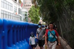 中國駐港國安公署設在銅鑼灣的維景酒店，警方用注滿水的大型水馬設置路障將酒店包圍起來。（2020年7月8日）