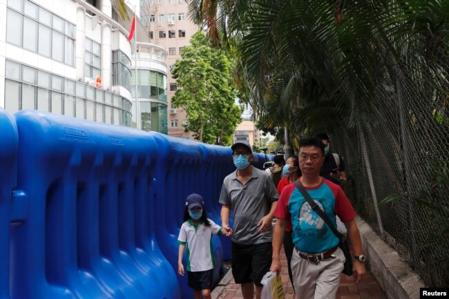 中国驻港国安公署设在铜锣湾的维景酒店，警方用注满水的大型水马设置路障将酒店包围起来。（2020年7月8日）