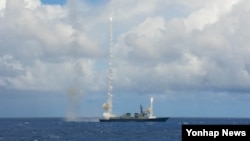 지난 2014년 환태평양훈련(림팩)에 참가 중인 한국 해군 구축함 서애류성룡함(7천600t급)이 본격적인 훈련에 앞서 하와이 근해에서 처음으로 SM-2 대공미사일을 발사해 2개의 표적을 요격하는 등 4발의 유도탄 발사를 성공적으로 마쳤다. (자료사진)