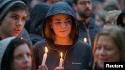 Une veillée pour les victimes de la fusillade de la synagogue de Pittsburgh à Pittsburgh, Pennsylvanie, États-Unis, le 27 octobre 2018