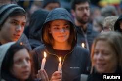 هزاران نفر در پیتزبورگ و دیگر شهرهای آمریکا برای همراهی با قربانیان شمع روشن کردند.