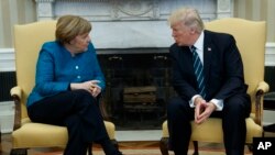 Le président Donald Trump rencontre la chancelière allemande Angela Merkel dans le bureau ovale de la Maison Blanche à Washington, le 17 mars 2017.