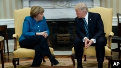 Le président Donald Trump avec la chancelière allemande Angela Merkel dans le bureau ovale de la Maison Blanche à Washington, le 17 mars 2017.