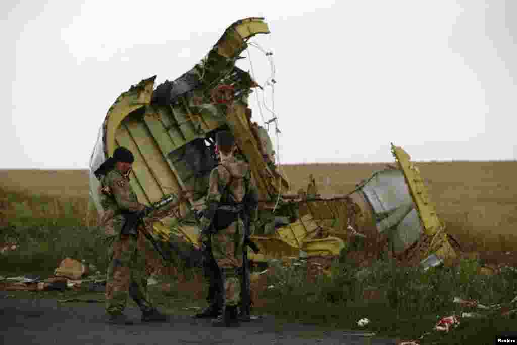 گزشتہ ہفتہ مشرقی یوکرین میں باغیوں کے زیر قبضہ علاقے میں مبینہ طور پر میزائل لگنے کے بعد&nbsp;ملائیشیا کا مسافر طیارہ گر کر تباہ ہوا۔