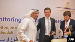 Le ministre saoudien de l'Energie Khaled al-Faleh et le ministre russe de l'Energie Alexander Novak, au centre, assistent à une réunion des membres de l'OPEP et des pays non-membres de l'OPEP pour évaluer la conformité avec les réductions de production. 2
