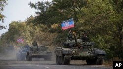 지난 2015년 10월 우크랑라이나 동부 노보아조프스크에서 반군 소속 탱크들이 이동하고 있다. (자료사진)