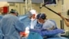 Ilustrasi - Tim dokter tengah melakukan operasi transplantasi ginjal 
