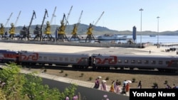 지난 2013년 9월 북한의 함경북도 항구도시 나진과 러시아 극동지역 도시 하산을 연결하는 철도 선로가 5년간의 개보수를 거쳐 개통했다. 북한 나진항에 도착한 러시아 철도 특별 열차의 모습.