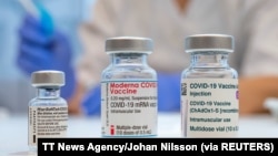 Bộ Y tế Việt Nam cho phép tiêm trộn vaccine Pfizer-BioNTech với AstraZeneca, nhưng yêu cầu tiêm đủ hai liều cùng loại đối với vaccine Moderna.
