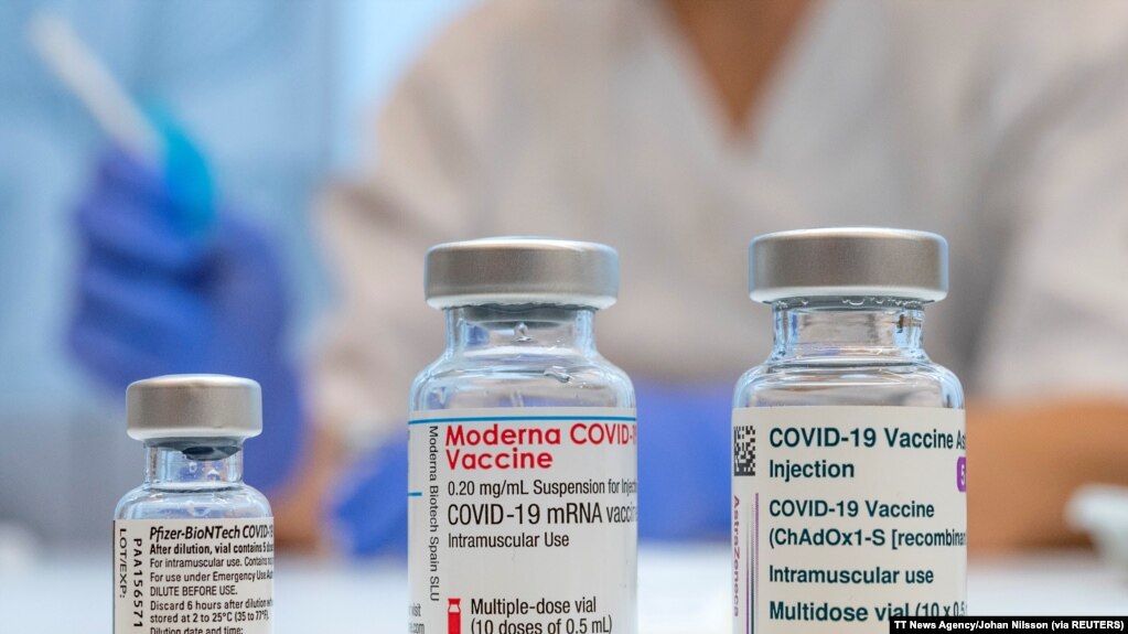 2021年2月17日，瑞典马尔默的斯卡恩大学医院疫苗接种中心。已用过的辉瑞、莫德纳和阿斯利康新冠病毒疫苗小瓶。 (路透社提供资料照片）(photo:VOA)