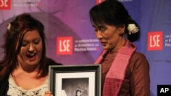 Bà Aung San Suu Kyi, khôi nguyên Giải Nobel Hòa Bình, mừng sinh nhật thứ 67 hôm nay tại Trường Đại học Kinh tế London