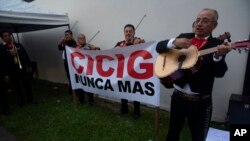 Los músicos de mariachi actúan fuera de la Comisión Internacional contra la Impunidad de las Naciones Unidas, CICIG, para celebrar el fin de su presencia de 12 años, en la ciudad de Guatemala.
