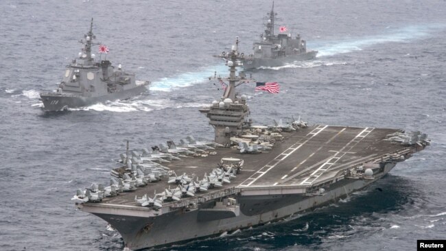 美国海军航母卡尔·文森号带领日本海上自卫队两艘驱逐舰穿越菲律宾海域。（2017年4月26日）