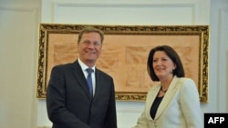 Ministar spoljnih poslova Nemačke Gvido Vestervele i predsednica Kosova Atifete Jahjaga i prilikom susreta u Prištini, 11. avgusta 2011.
