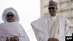 Le président nigérian Muhammadu Buhari arrive avec sa femme Aisha, avant de prêter serment sur la place Eagles à Abuja, le 29 mai 2015.