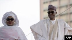 Le président nigérian Muhammadu Buhari (à dr.) avec son épouse Aisha Buhari, à Abuja, le 29 mai 2015.