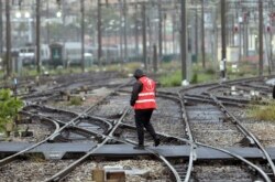 Seorang pekerja berjalan di rel stasiun kereta Saint-Charles, di Marseille, Perancis selatan, 14 Mei, 2018. (Foto: dok).