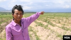 Nhoung Chhum, 45, a land dispute villager from Kampong Speu province said: "There is no work to do and my living condition is hard.” (Sun Narin/VOA Khmer)