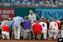 15일 워싱턴 DC '내셔널스 파크'에서 진행된 연례 의회 자선 야구대회 참가 선수들이 무릎꿇은채 기도하고 있다.