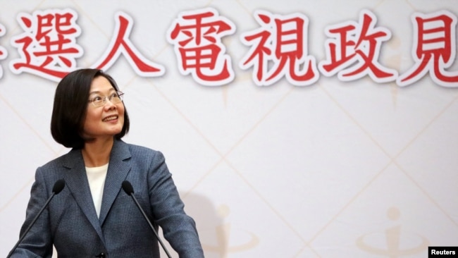 台湾总统、民进党总统候选人蔡英文在第二场电视政见辩论会后对媒体讲话。（2019年12月25日）