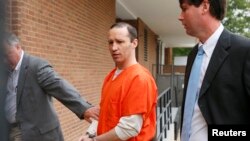 James Everett Dutschke, flanked by U.S. Marshals, arrives for a sentencing hearing at the United State Federal Building in Aberdeen, Mississippi May 13, 2014
