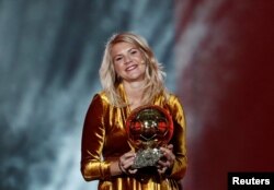 Ada Hegerberg dari klub Olympique Lyonnais memenangkan penghargaan perdana Ballon d'Or untuk pesepak bola putri di Grand Palais, Paris, 3 Desember 2018.