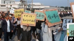 乌坎村民12月15日举着标语牌，高呼要求中央政府介入的口号