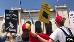 Demonstrators gather in front of the Organization of American States headquarters in Washington, May 31. OAS is holding a special meeting on how it might help resolve the multilayered crisis in Venezuela. (E. Favorato/VOA Spanish Service)