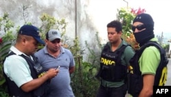 Polisi Honduras mengawal Plutarco Antonio Ruiz (kedua dari kiri), pacar kakak Miss Honduras Maria Jose Alvarado.