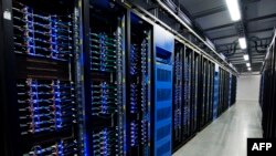 FILE - Ribuan server di Pusat Data Facebook, yang pertama di luar AS pada 7 November 2013 di Lulea, Lapland, Swedia.