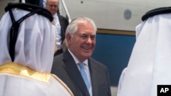 렉스 틸러슨 미국 국무장관이 지난 11일 카타르 도하 공항에 도착한 후 관계자들의 영접을 받고 있다.