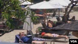 Wisatawan yang sedang bersantai di salah satu hotel di Bali. (VOA/Muliarta)