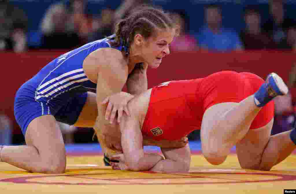 2008-ci il Pekin Olimpiya Oyunlarının bürünc mükafatçısı Mariya Stadnyk (mavi) 48 kq-da yalnız final görüşündə məğlub olaraq gümüş medal qazanır.