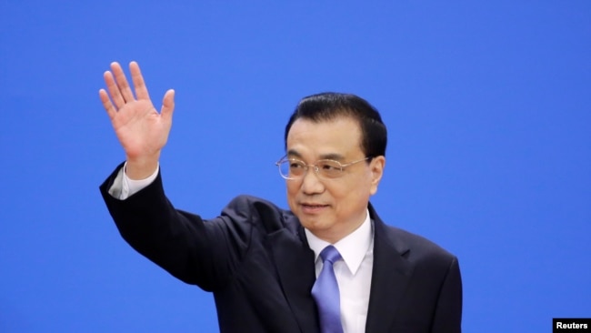 中国总理李克强抵达在北京人大会堂全国人大会议闭幕后举行的记者会。（2019年3月15日）