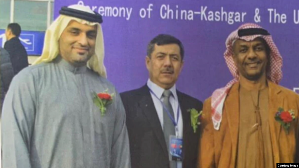 在这张日期不明的照片中，当时还是商人的阿不都吉力力·海利力(中)参加一次商务活动。(照片由其家人提供)