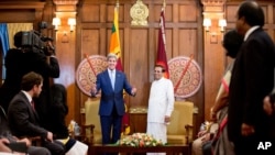 U.S. Secretary of State John Kerry, center left, poses with Sri Lankan President Maithripala Sirisena before a meeting in the presidential meeting room at the Presidential Secretariat in Colombo, Sri Lanka, May 2, 2015.