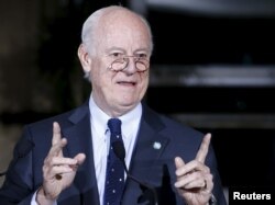 U.N. mediator Staffan de Mistura attends a news conference after a meeting with the High Negotiations Committee (HNC) during Syria Peace talks at the United Nations in Geneva, April 13, 2016.