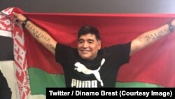 Diego Maradona, nommé président du Dinamo Brest pour trois ans, remporte son premier trophée au Belarus, 9 mai 2018. (Twitter/Dinamo Brest)