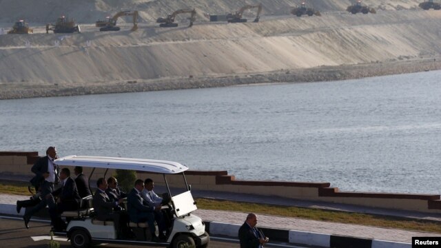 Entre fanfarrias y porras, se inaguró el histórico logro para tratar de reforzar la economía de Egipto.