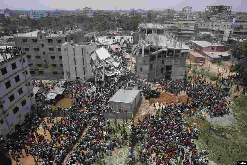 2013年4月24日，孟加拉国达卡城外萨瓦镇一家服装厂大楼突然倒塌，大批工人被埋在废墟下。人群聚集在倒塌的拉纳大厦周围，同时搜救人员正奋力把困在废墟中的工人抢救出来。